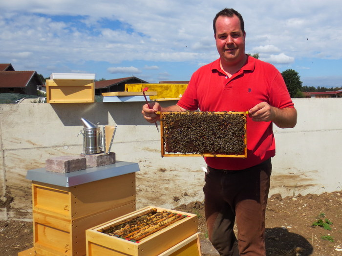 Christian Bludau mit Bienenwabe