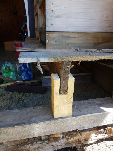 Renovierung Bienenhaus Stütze